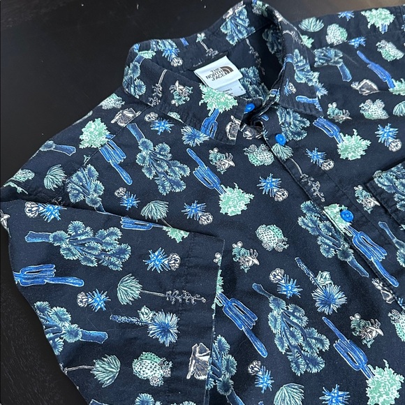 The North Face cactus novelty print Short Sleeve button down shirt - Picture 6 of 7